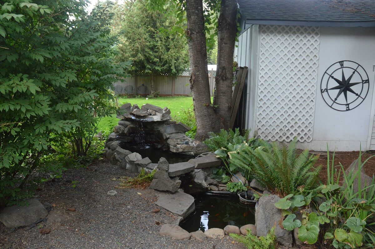 Pond RubyJune Inn